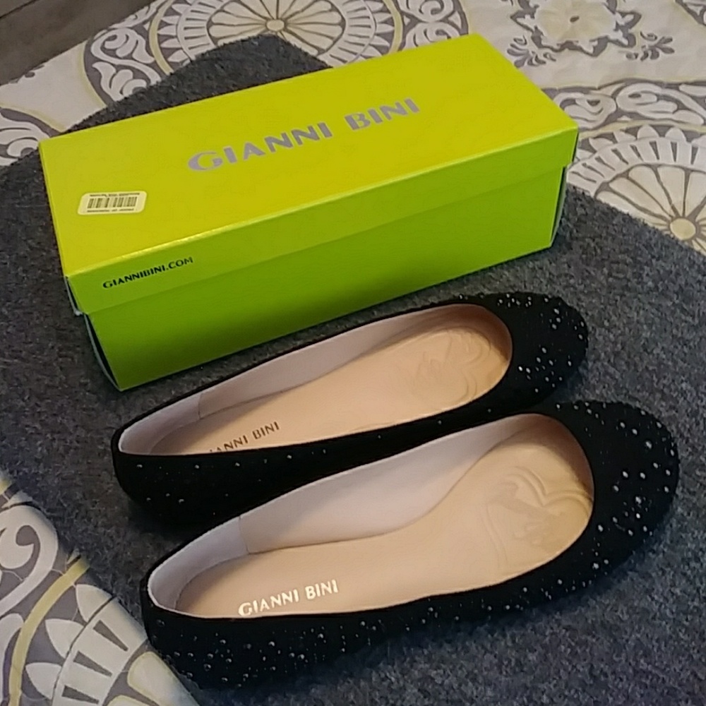 BRAND NEW...NEVER WORN GIANNI BINI FLATS
